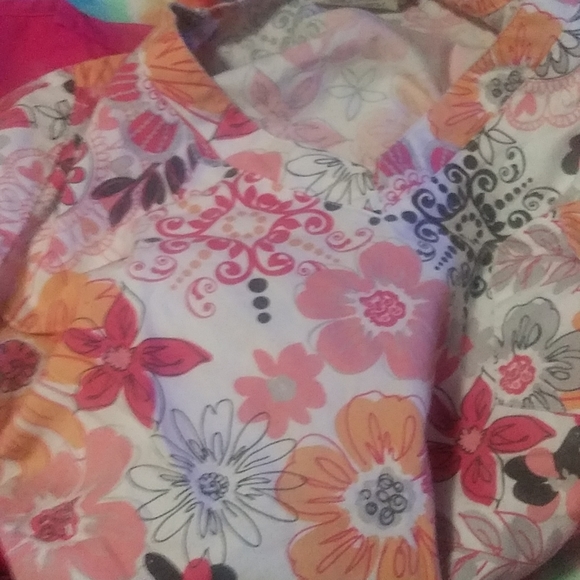Scrub shirts 2 flower 1 pink 1 red outfit pants - Picture 4 of 5